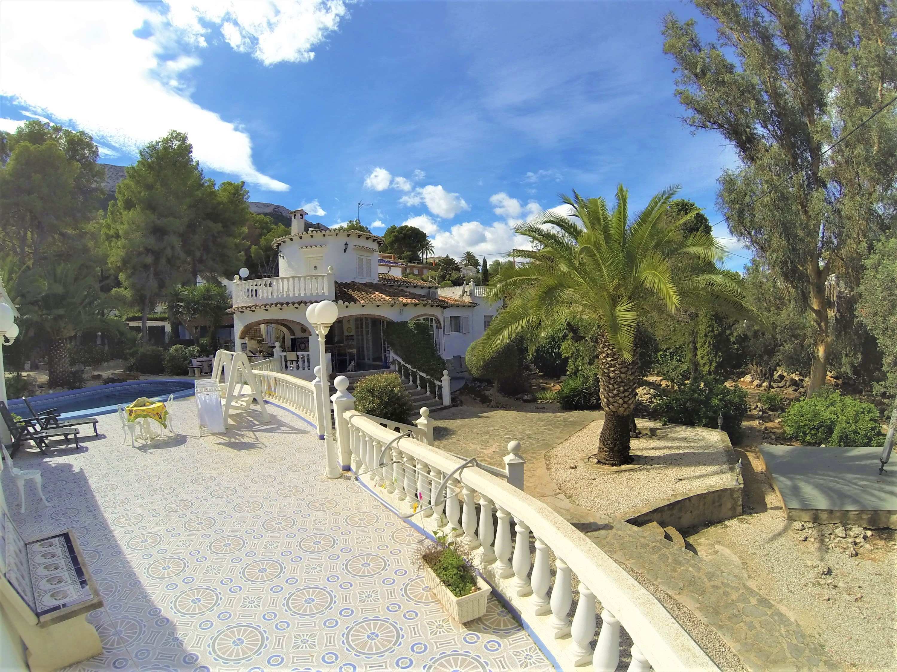 Preciosa y soleada villa en venta a 1200 metros del centro de Denia.