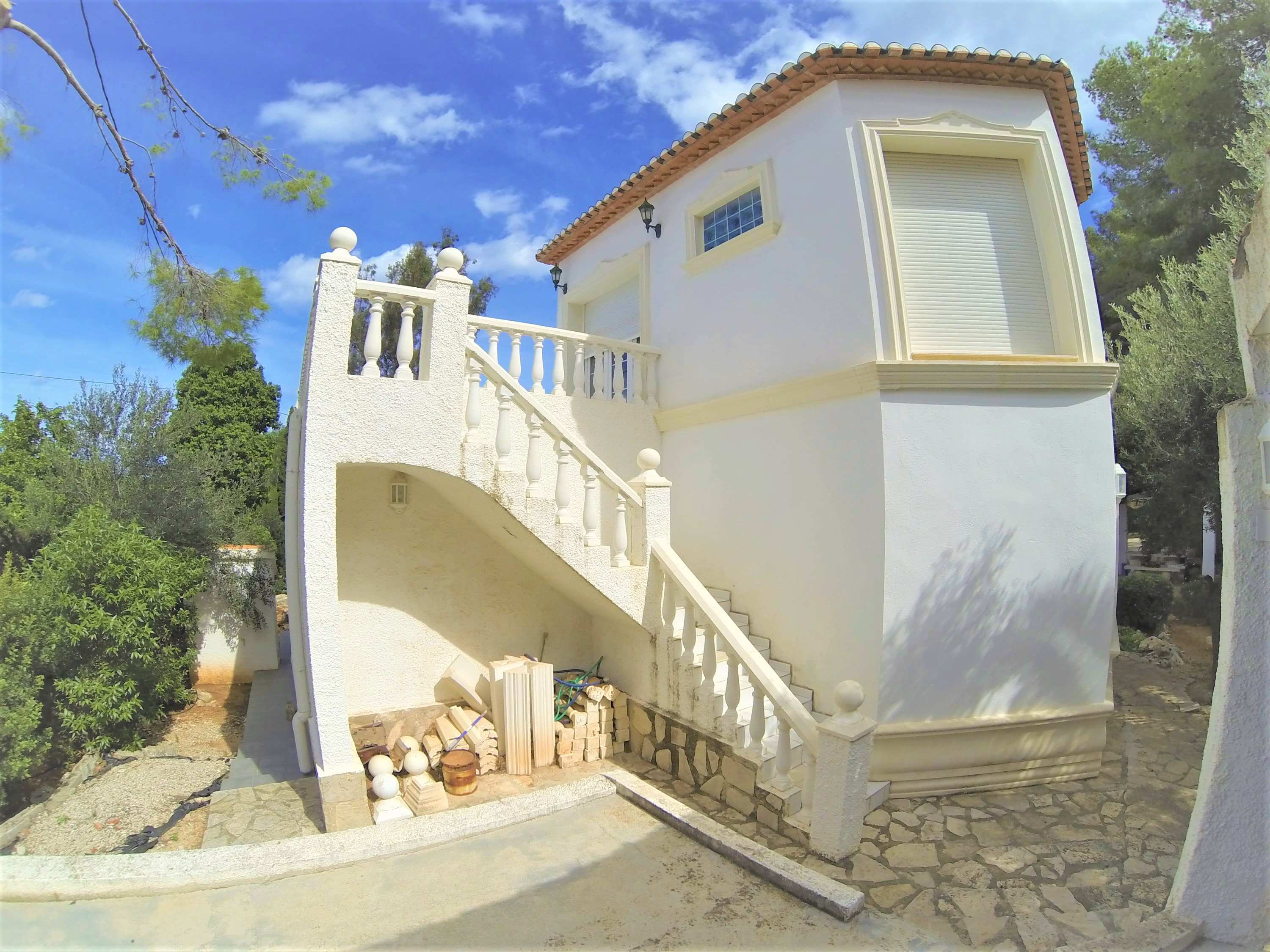 Preciosa y soleada villa en venta a 1200 metros del centro de Denia.